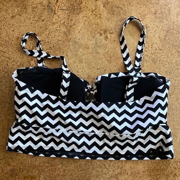 TORRID black and white CHEVRON WIRELESS LATTICE BIKINI TOP - Picture 8 of 9